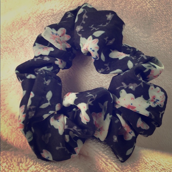 A scrunches - Picture 1 of 1